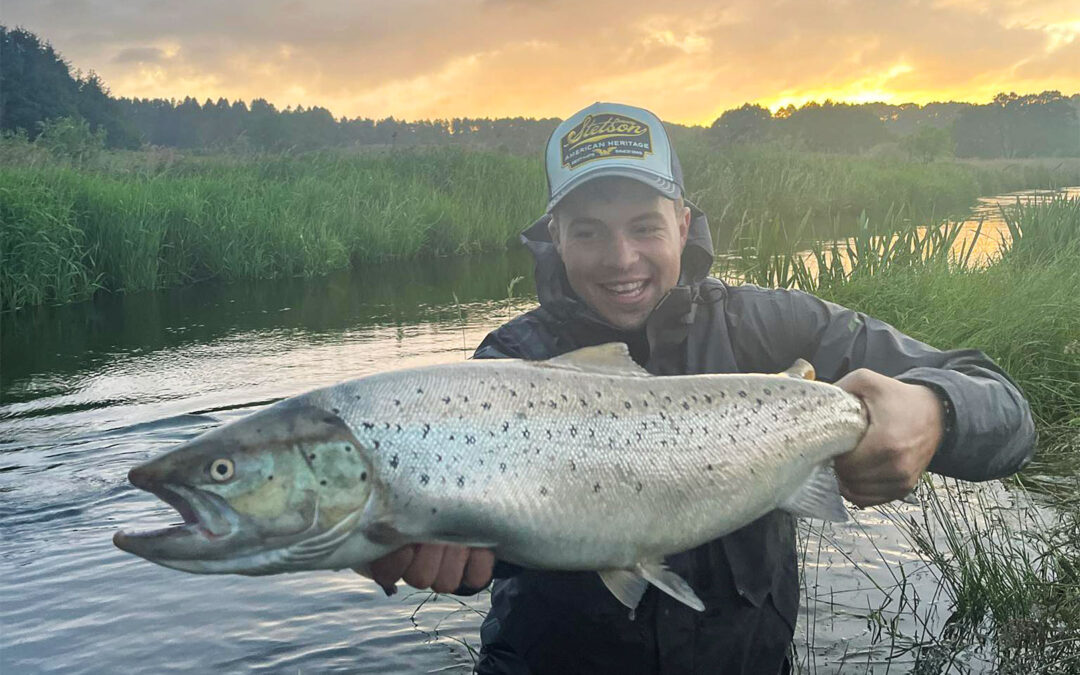 Kasper med sin flotte havørred fra Vejle Å tagt på wobler