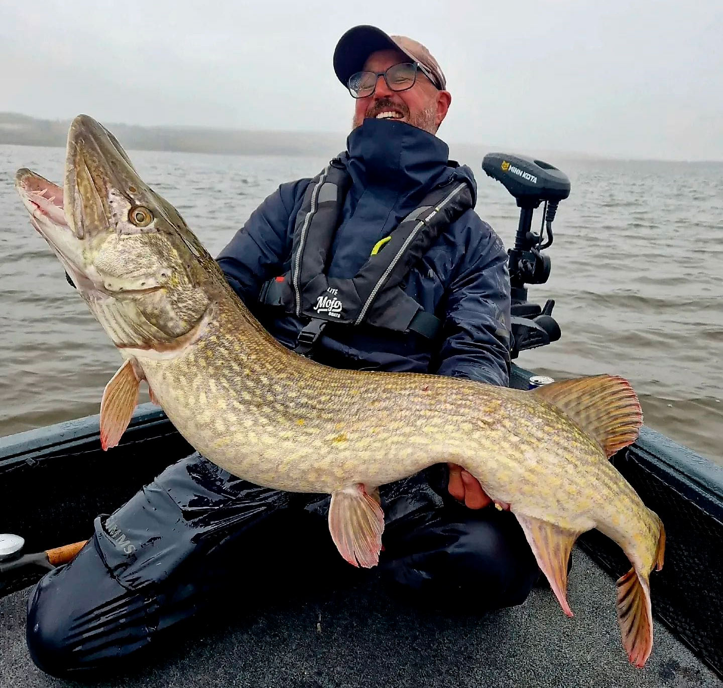 Håkan Fransson med en af sine mange flotte gedder taget på en anden tur.