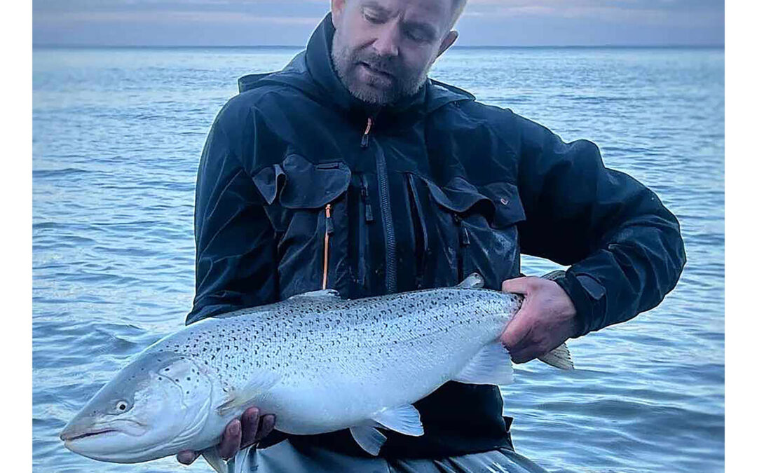 Thomas Hoffmann med sin fantastiske havørred fra Østjylland taget på en Sandeel