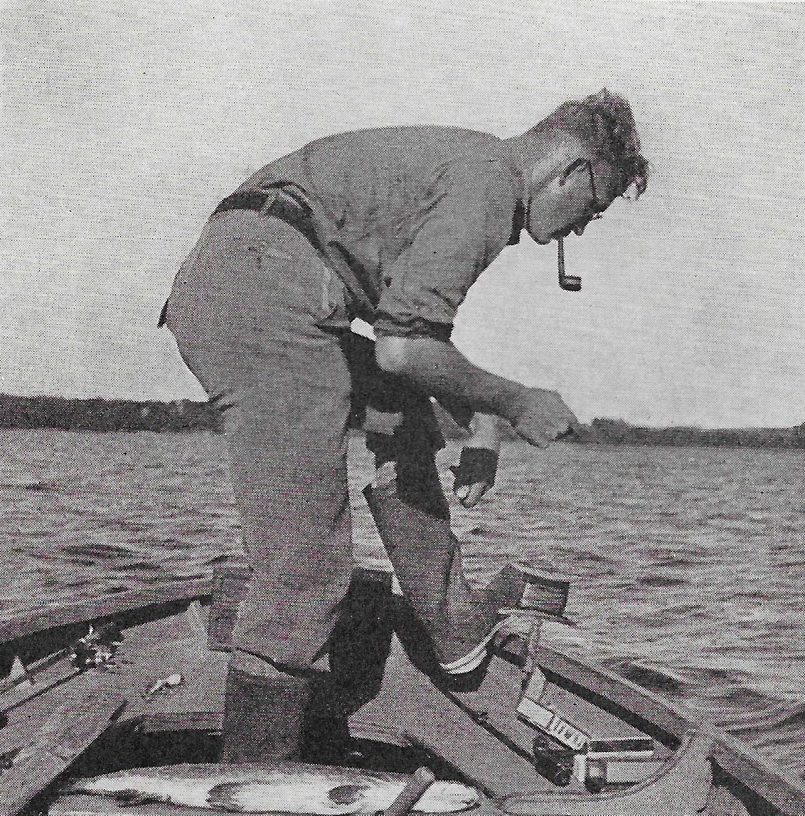 3.”Løs line” fiskeri på Furesøen med fladt vindsel. Fra tiden hvor en ”rigtig” lystfisker røg pibe som tegn på den stille ro omkring ham. Fra Ludvig Svendsens bog ”Geddefiskeri” fra 1940.