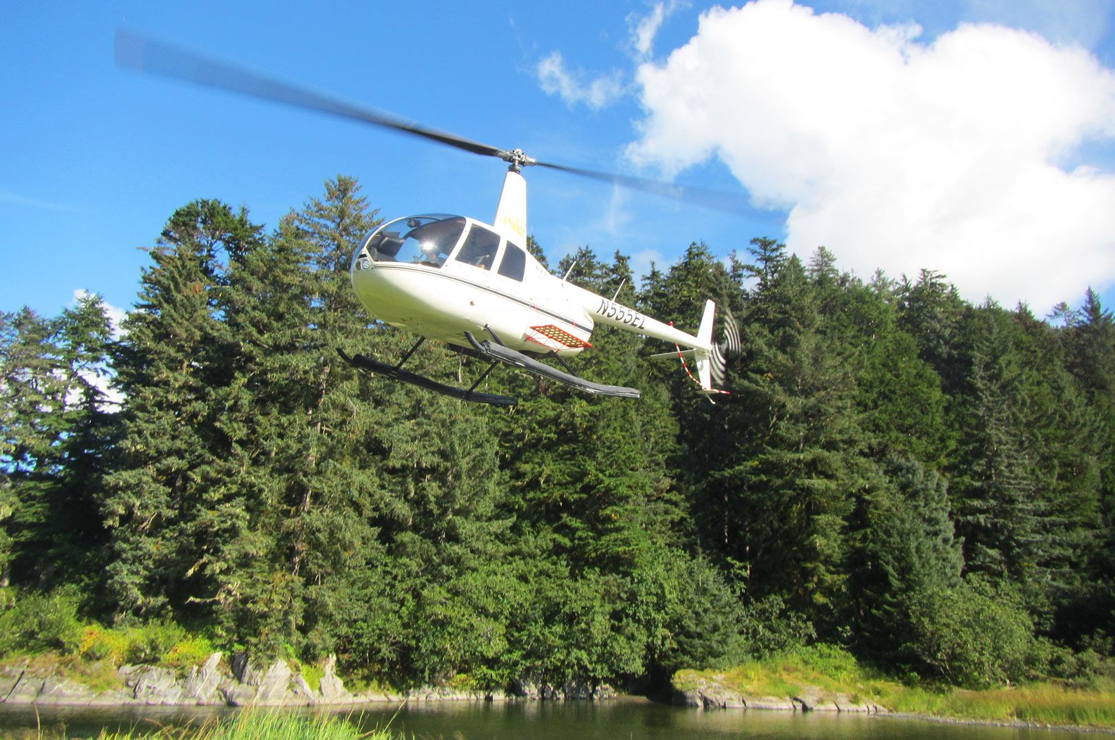 Den læille helikopter var nødt til at flyve tre gange for at få alle folk og al bagagen ind til campen i vildmarken.