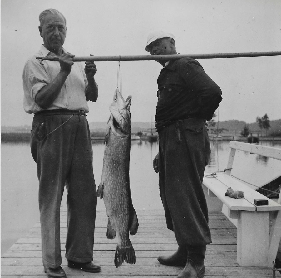 5.Knud Birchs gedde på 13,65 kg var årets største gedde og den hidtil største gedde fanget i et LF-vand. Knud Birch blev derfor indehaver af store champion for gedde. Fiskeren til højre med den hvide hue er Otto Cederholm. En anden dygtig LFér og god ven til Knud Birch, som også optræder i filmen.