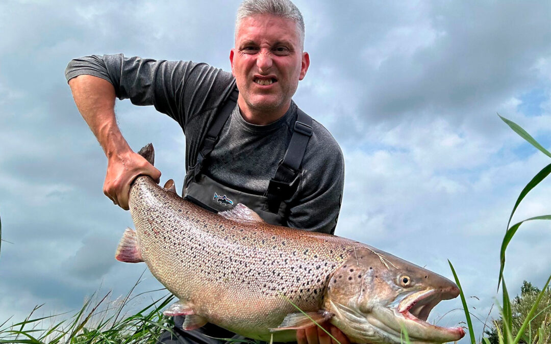 Dennis Rasmussen med sin flotte havørred taget på spin i Gels Å.