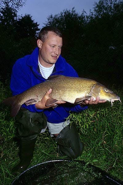 Johnny med sin seks kilos PR taget for en del år siden fra River Wye i England.