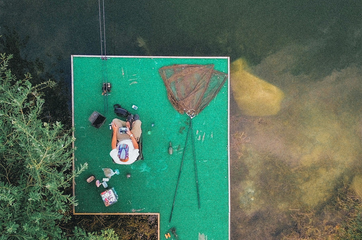 Rundt omkring The Forest lakse er der etableret komfortable pladser med platforme, for at gøre fiskeriet lettere og mere behageligt.