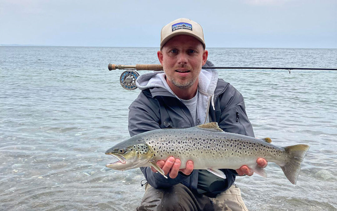 Rasmus med sin flotte havørred taget på kystturen med Aros