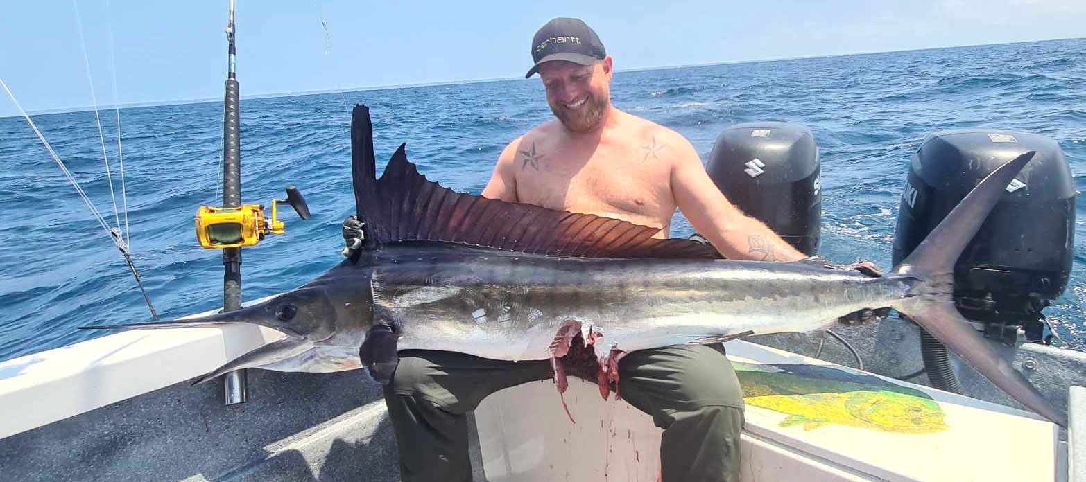Rene Larsen med sin flotte striped marlin fanget ud for Mexicos kyst.