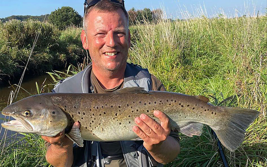 Peter Hjerresen med sin flotte havørred fra Brede Å