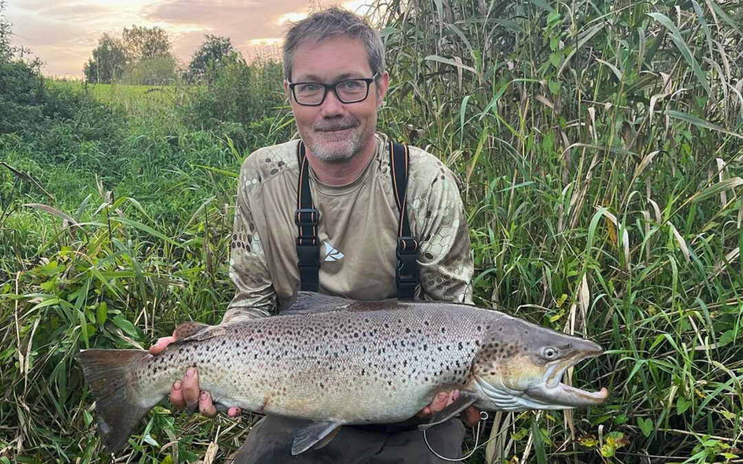 Kristen Engelbrecht med sin flotte havørred fra Lilleåen.