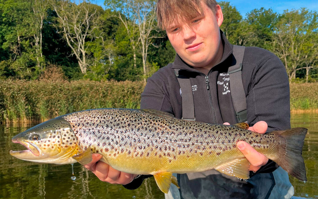 Malthe Jensen med sin smukke fjordørred fra Mariager Fjord.