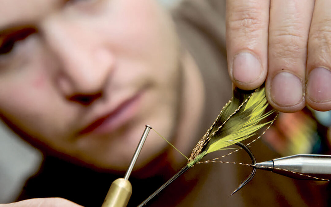 Gordon P. Henriksen i fuld færd med at binde sin Pikelikepike Fly.