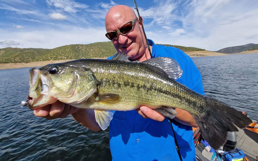 Johnny Jensen med en flot largemouth bass fra Jándula søen