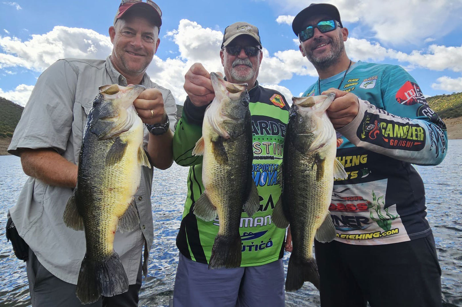 Et par flotte largemouth bass taget på spin.