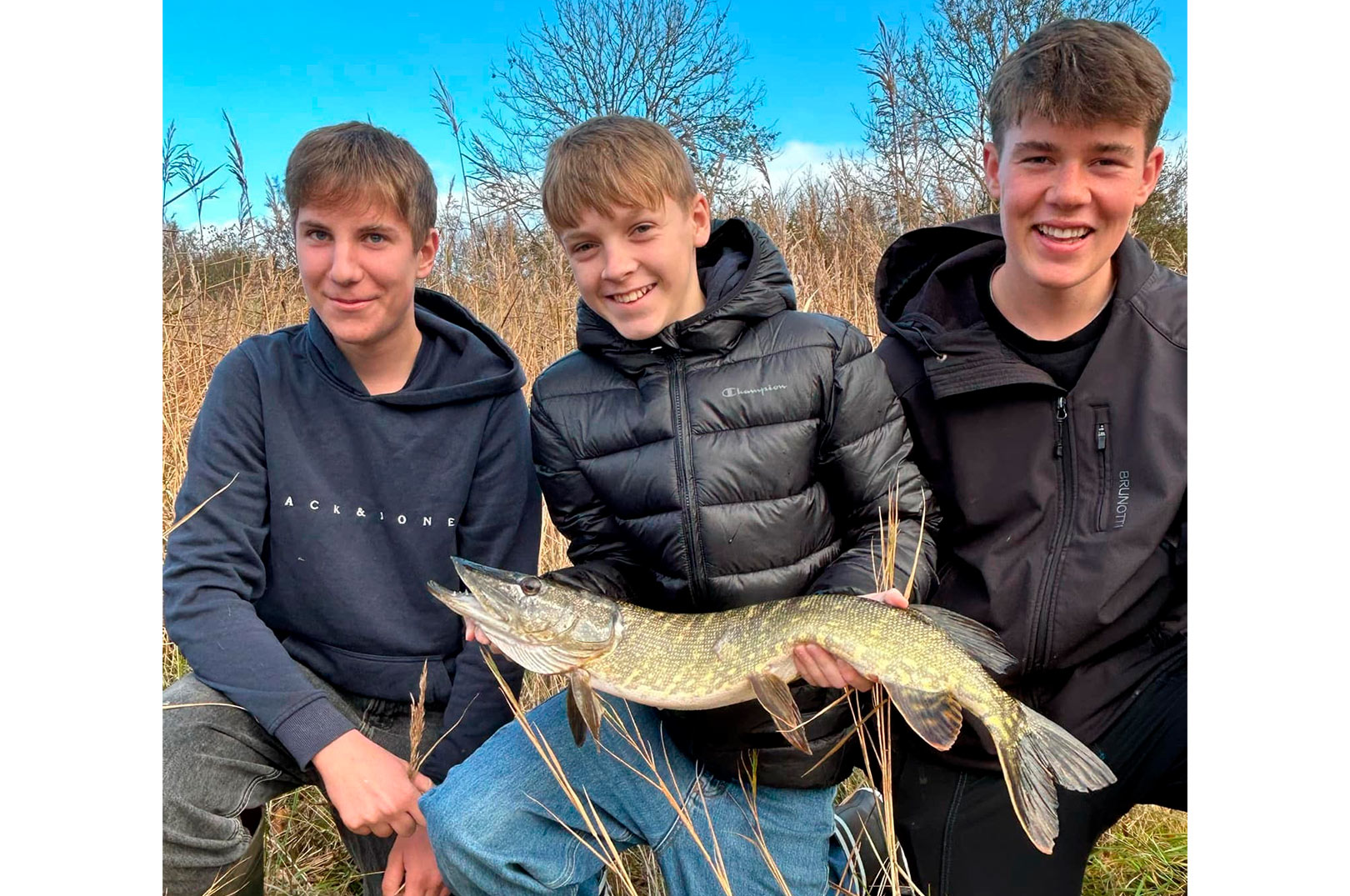 Marius Busk fra Varde med en fin gedde, flankeret af de nye fiskekammerater Jeppe Termansen (tv.) & Viggo Idsinga (th.)