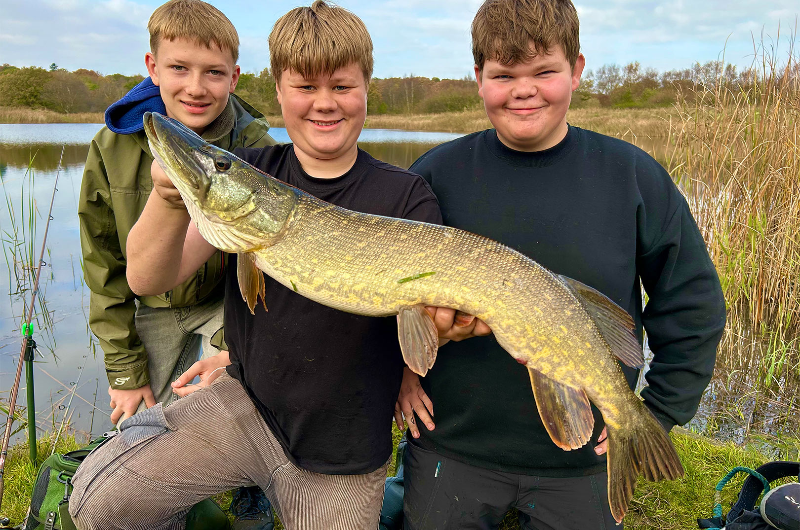 3 gengangere på årets ”Hooked på fiskeri” med dagens største fisk på 91 cm.Fra venstre Alfred Bom, Benjamin Rimme & Ralf Jensen