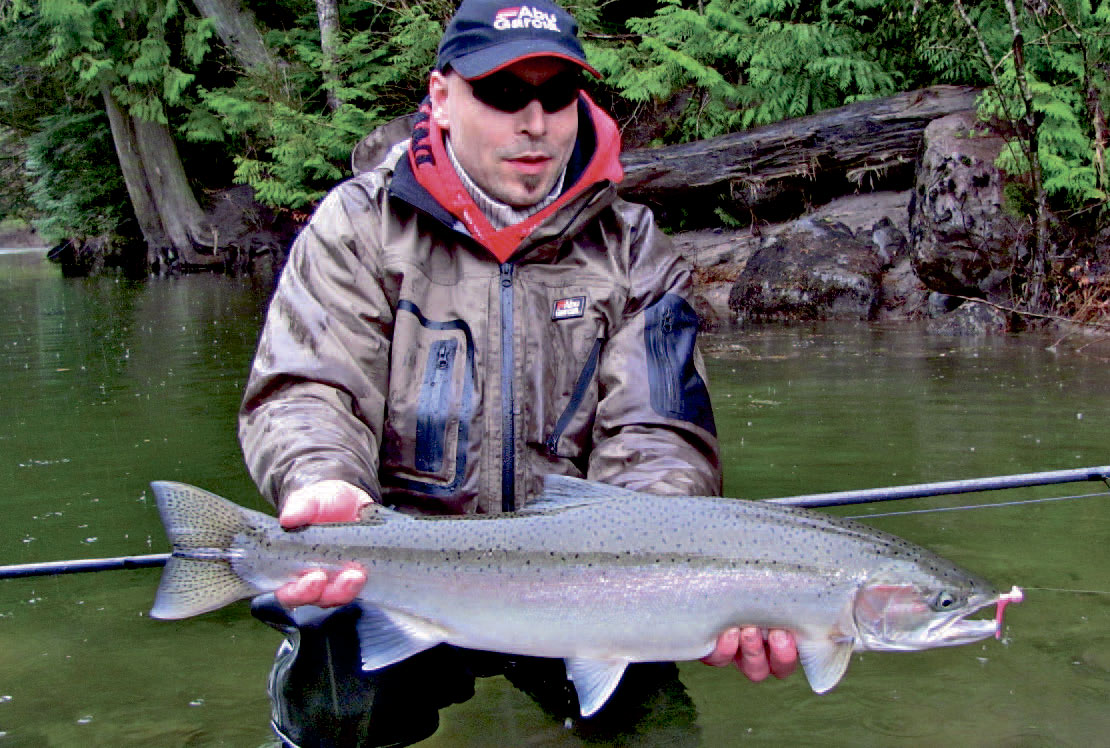 Klaus med en noget nær perfektsteelhead taget på jig under testfiskeri sammen med Nick Amato, der er en af de aller bedste jigfiskere i Nordamerika.