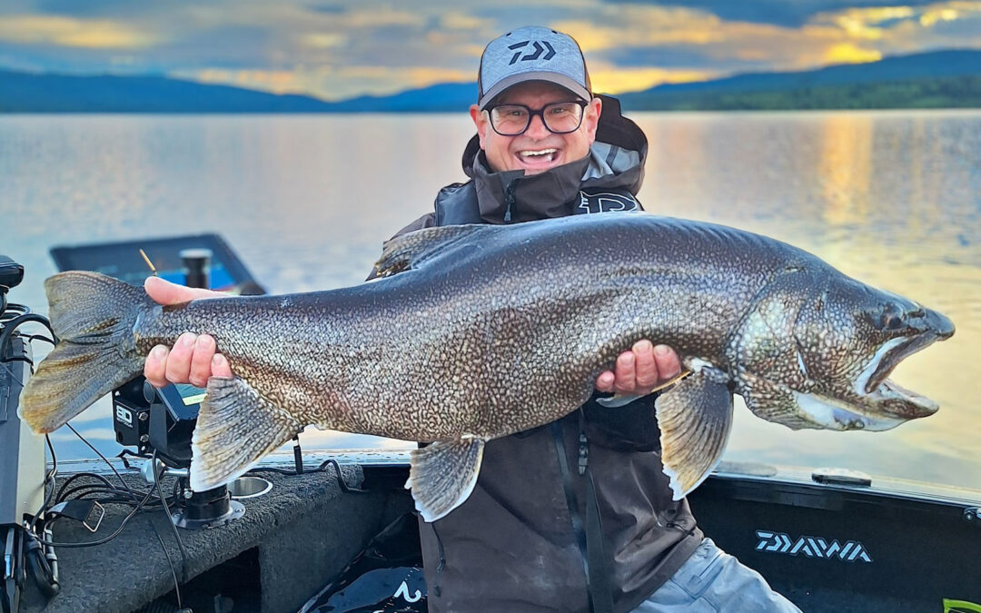 Tore Svendsen med sin fantastiske 11,5 kilos laketrout fra Norge