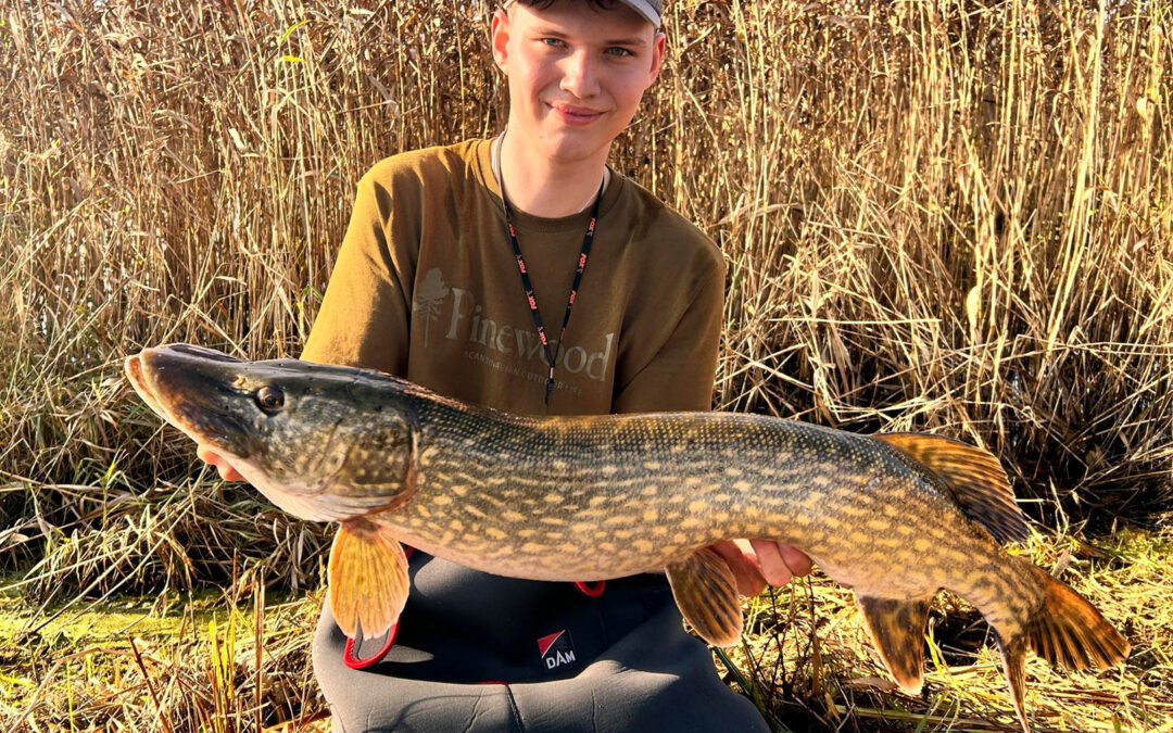 Steffen Nielsen med en af sine fine gedder taget på medefiskeri med flåd og agnfisk.