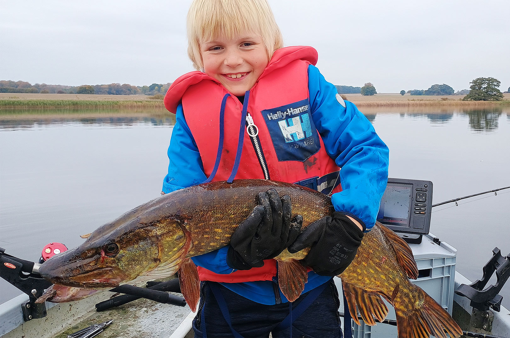 Storm med en af sine fine gedder fra Tystrup Bavelse Sø. Øverst Mads med en flot gedde.