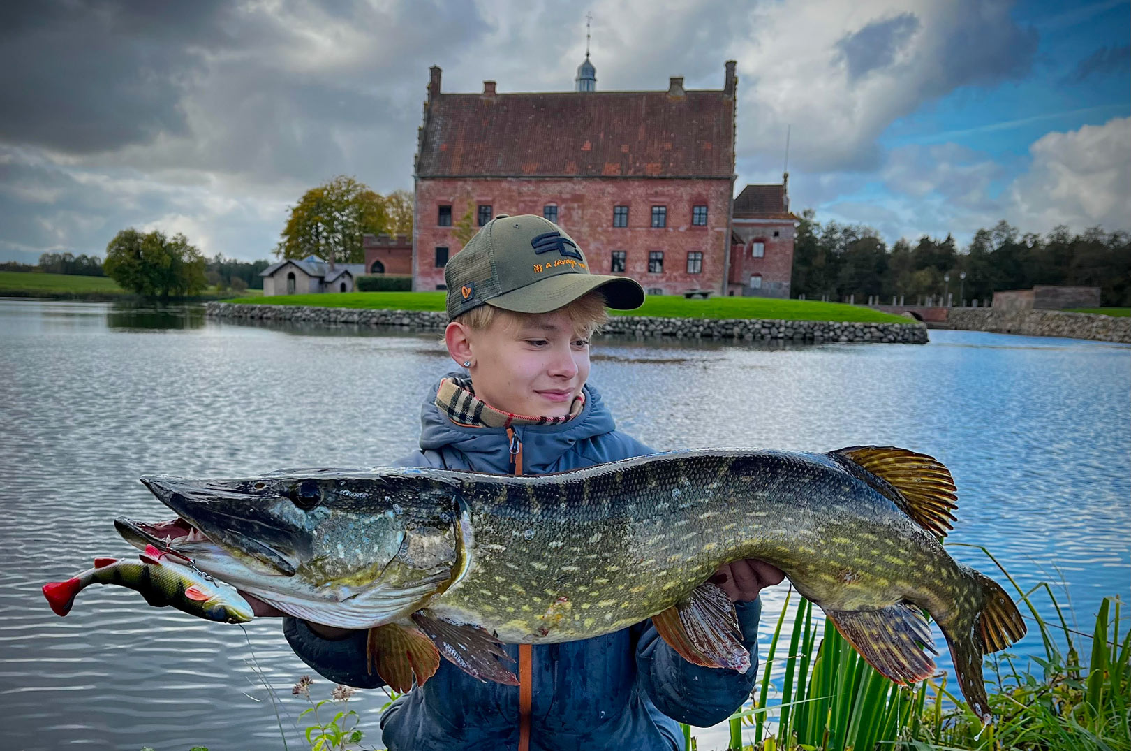 Hans Furbo Søndergaard med sin flotte gedde fra Fyn.