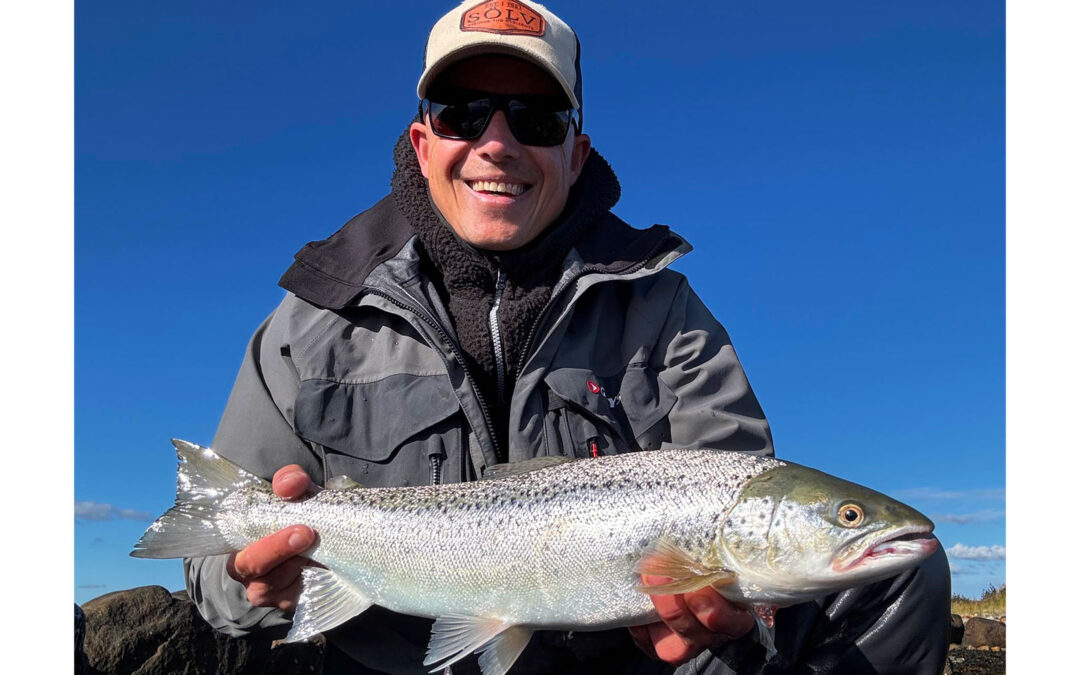 Jonas Kærlin med en flot havørred fra Isefjorden