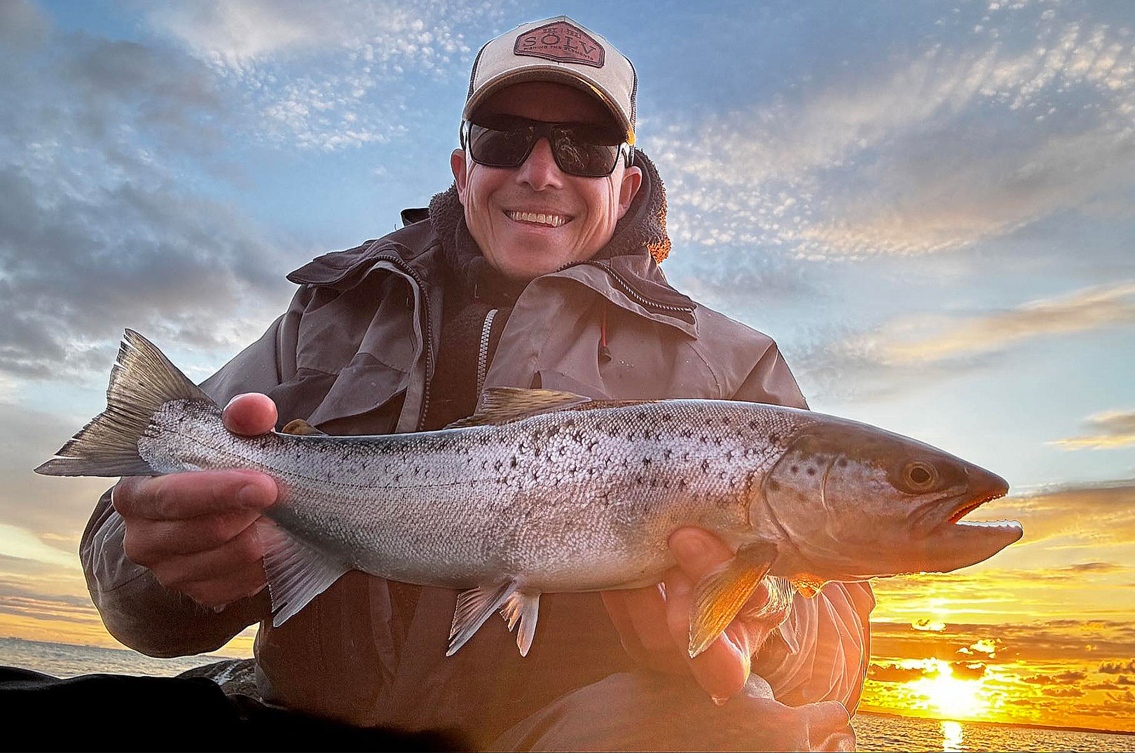 Jonas Kærlin med en flot havørred fra Isefjorden