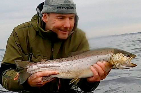 Denne flotte havørred til Kim Christoffersen huggede på en Zerling i hvid/pink.