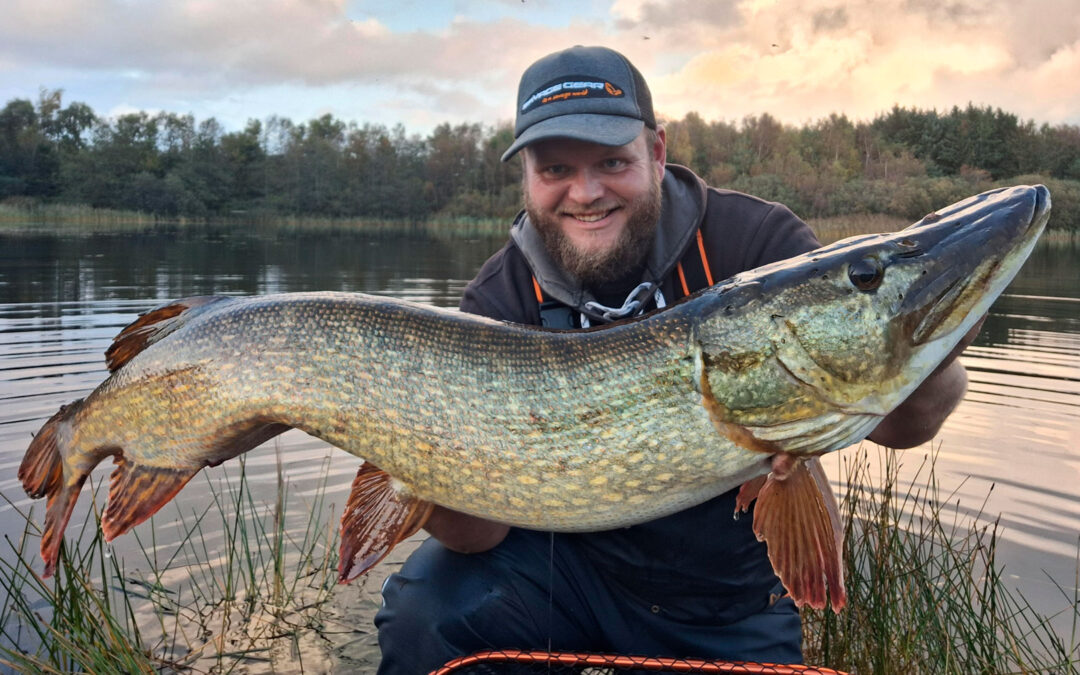Mads Davidsen med sin nye PR gedde, som han estimerer til mindst 12,5 kilo