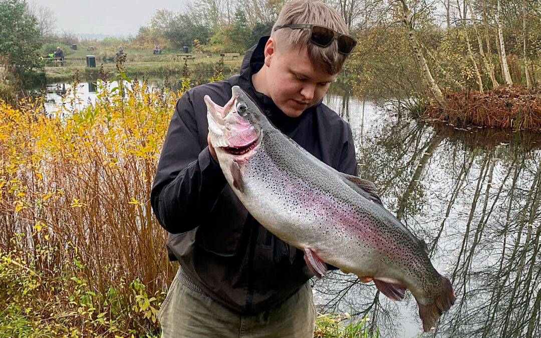 Anton Kornum med sin flotte regnbue fra Ny Thorup Fiskepark