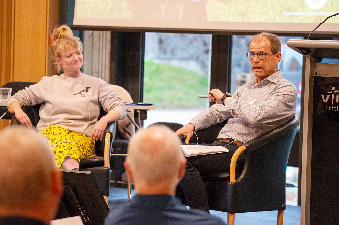 Torben Kaas for sig en sofasnak med Sofie Graarup fra De Unge Biodiversitetsambassadører.