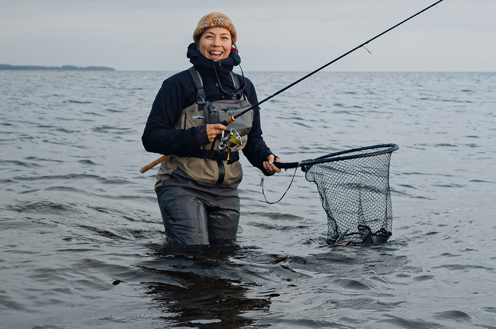 Marie Brandt på kysttur i den forgangne weekend. I nettet ligger en lille grønlænder og grundglæden har indfundet sig.