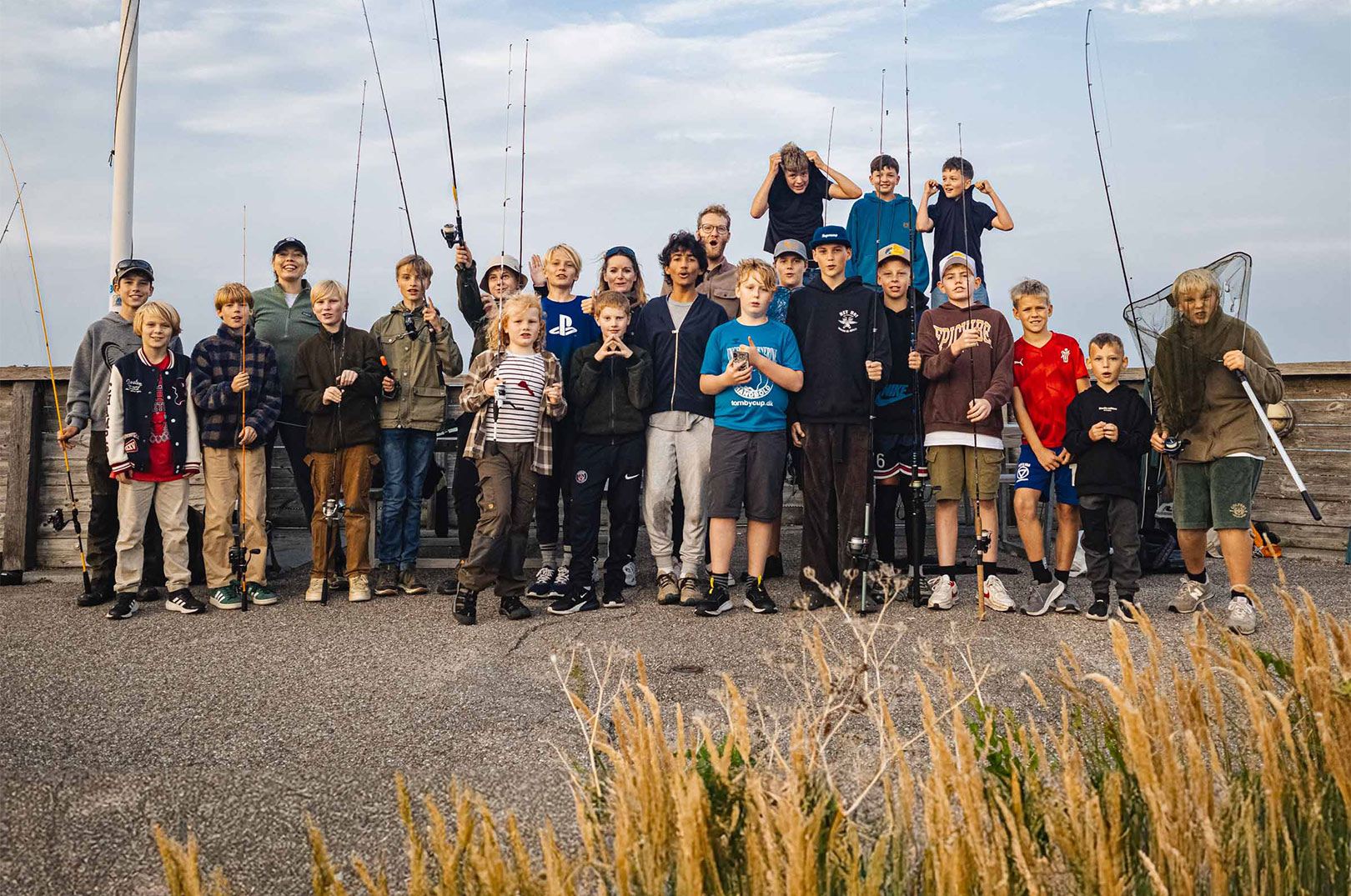 Fiskeklub Københavns Juniorhold der startede i februar 2024, har i den grad haft vokseværk over sommeren. Her ses en stor del af holdet samt instruktører, her bl.a. Marie, på en tur til Kastrup Havn. 