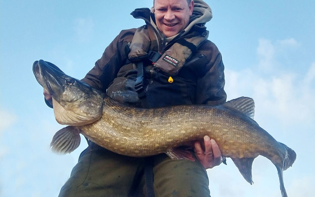 Michael Boysen med sin flotte gedde taget på en flådfisket skalle
