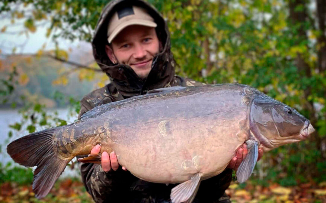 Frederik Clausen med sin flotte spejlkarpe taget på en boilie fra CFC-Bait.