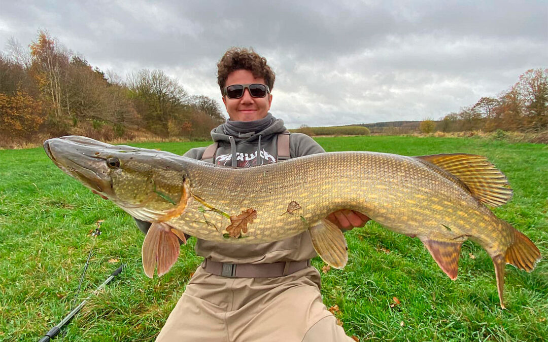 Marcus Kruhøffer med sin fine gedde fra Gudenåen taget på en makrelfilet.