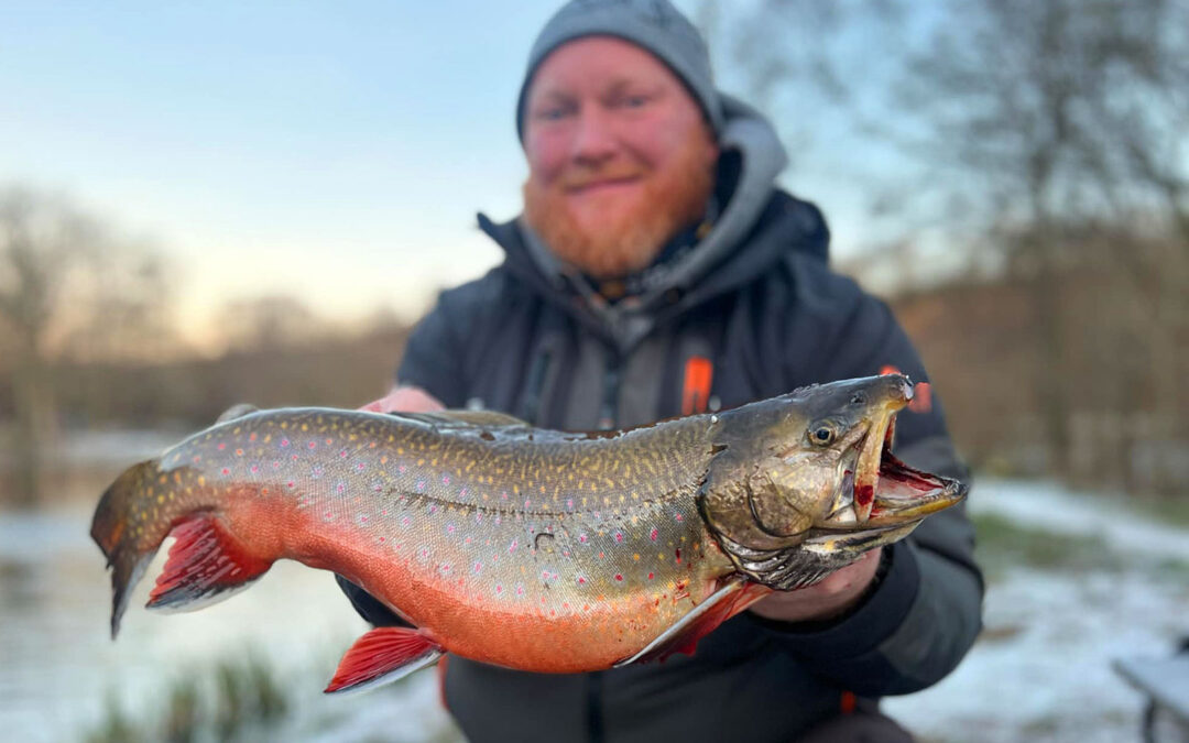 Janus Jensen med sin flotte kildeørred fra Pinds Mølle Put and Take.
