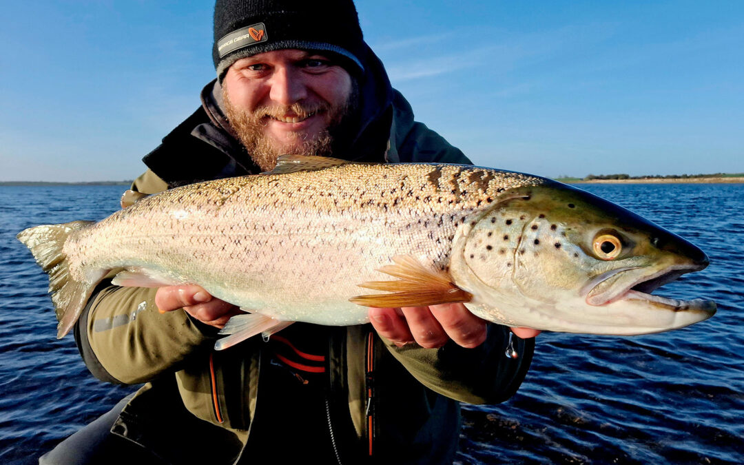 Madsd Davidsen med sin flotte havørred, der huggede på en Zerling frs Savage Gear.