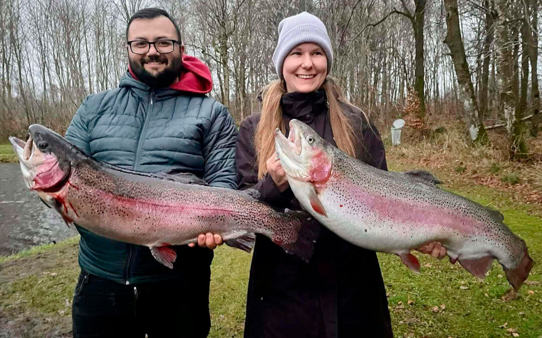 Muhamed og Camilla med deres flotte regnbuer fra Vestjyllands Put and Take