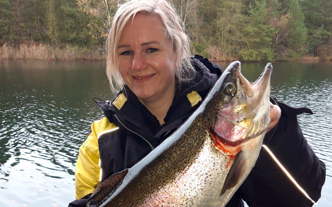 Tyske Ricarda Langius er helt vild med at fiske i de mange idylliske danske put and take søer, og en af dem, som hun er aller mest vild med, er put and take´en Bjerrely Fiskesø ved Herning