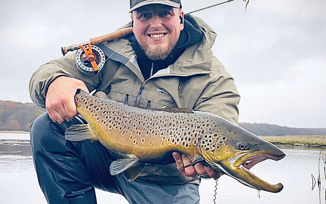 Tim Theilgaard med sin flotte havørred taget på flue i Roskilde Fjord