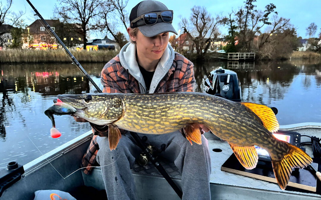 Tobias Skyt med sin flotte gedde