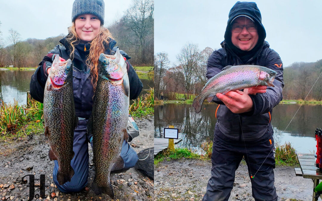 Lisa og Rene med et par flotte regnbueørreder fra Pinds Mølle Put and Take