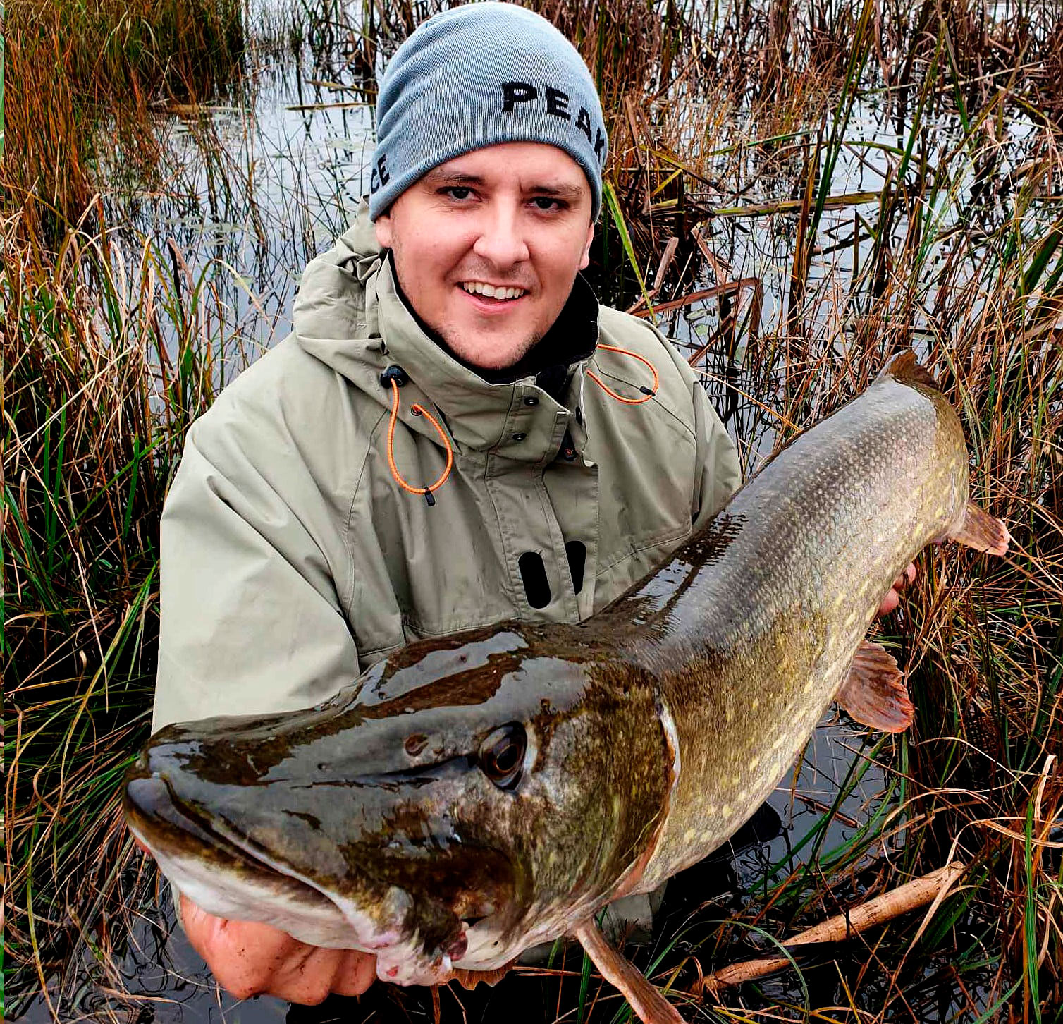 Samuel Koi med sin fine gedde taget på en weedless topweater frø.