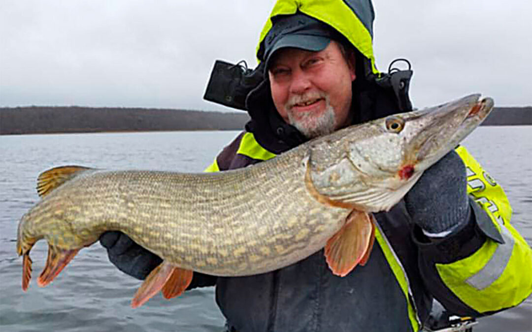 Allan Larsen med sin flotte gedde taget på en flå¨dfisket skalle
