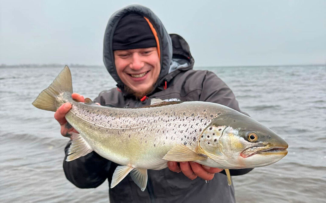 Rasmus Knabbe med sin flotte havørred fra Roskilde Fjord.