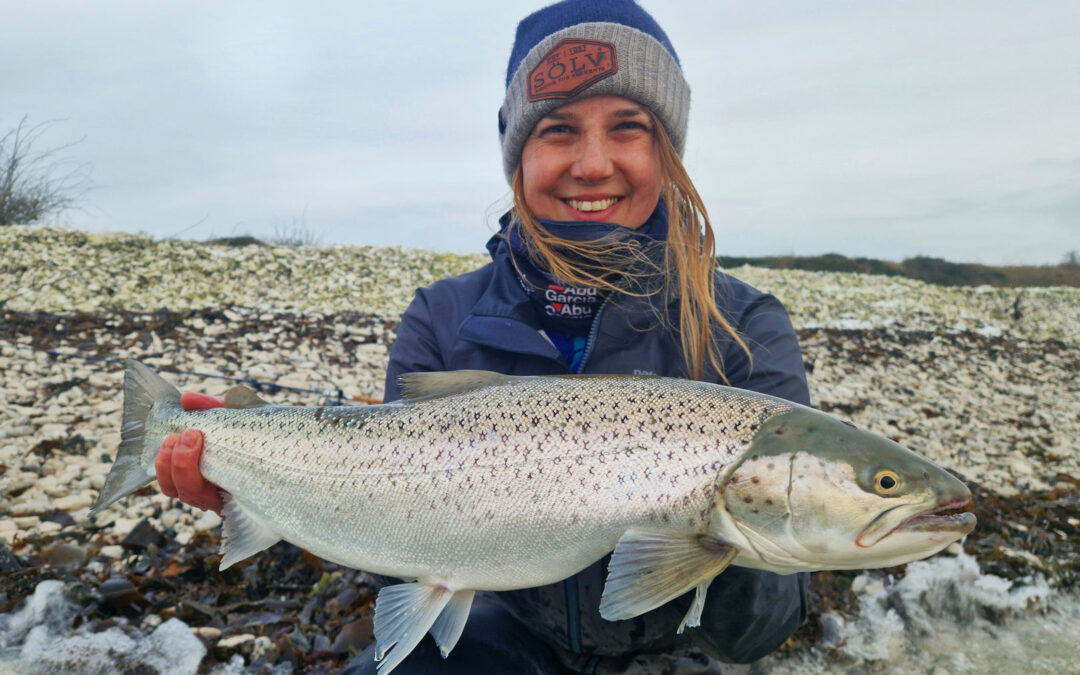 Irena Mathiasen med sin flotte havørred fra kysten.