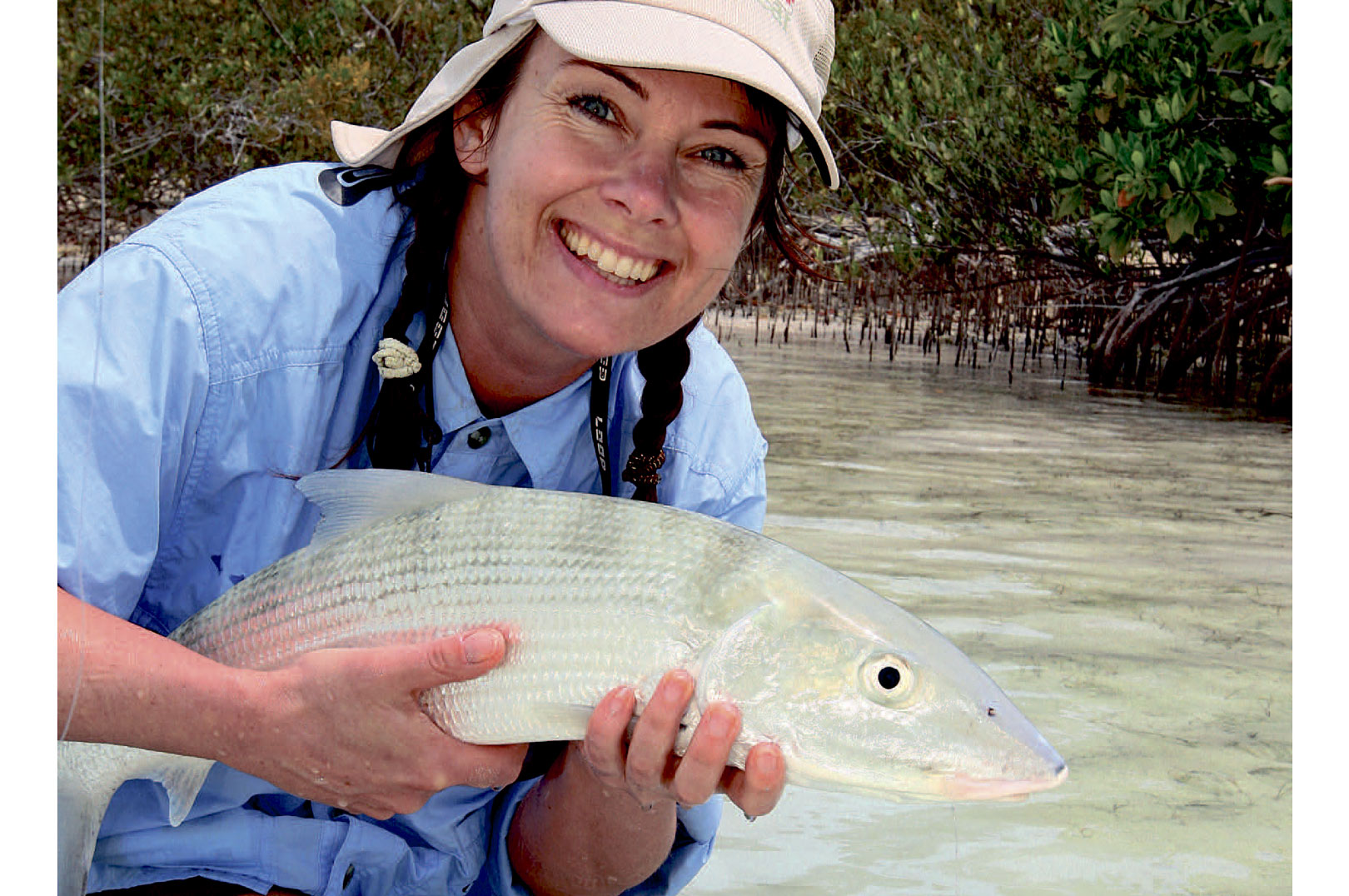 Maria med sin første bonefish –et rigtig flot eksemplar på cirka tre-kilo.