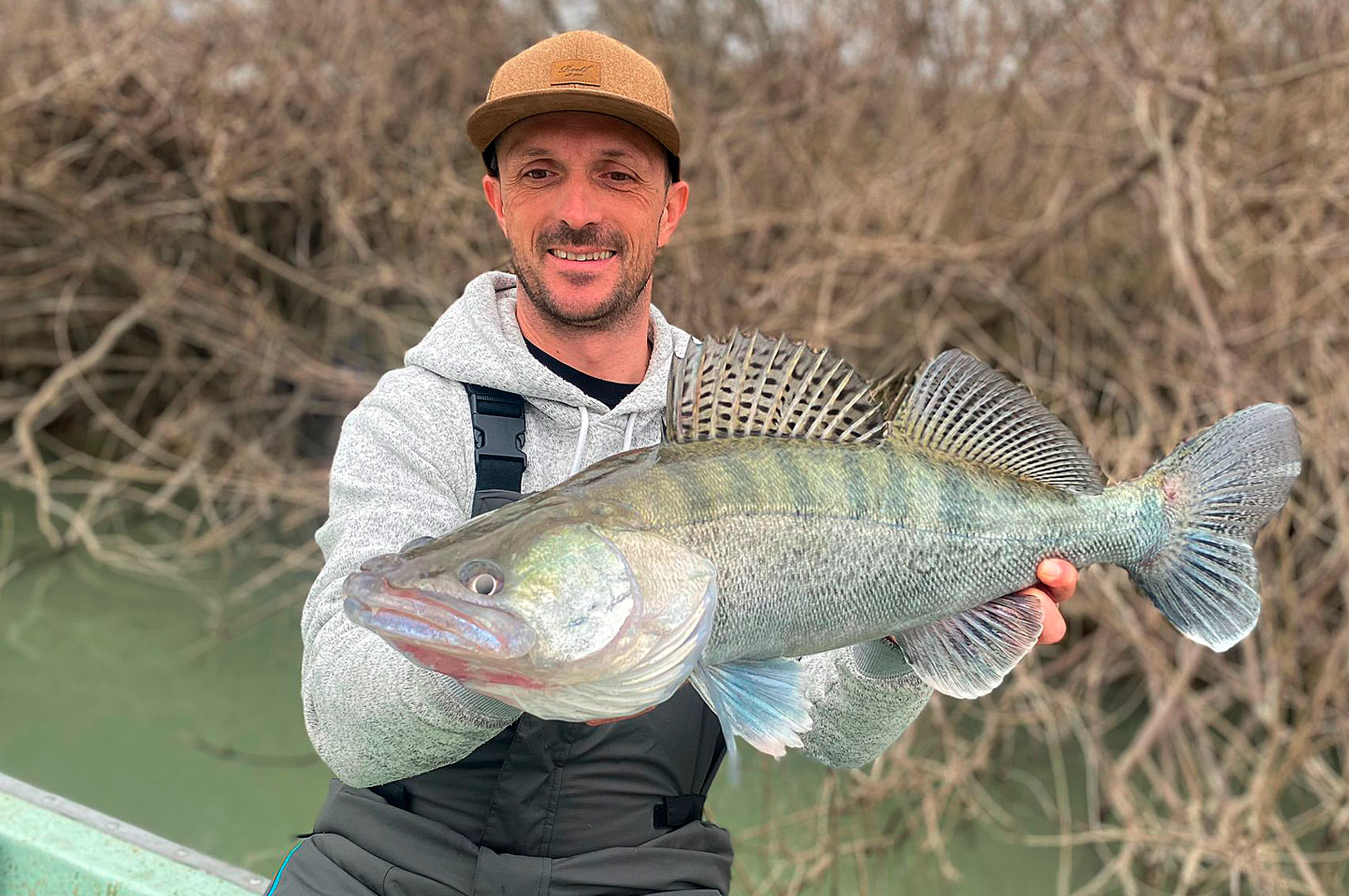 Alex driver til daglig guidefirmaet Alpside Fishing. Øverst Ole Nørskov med en smuk Po-sandart