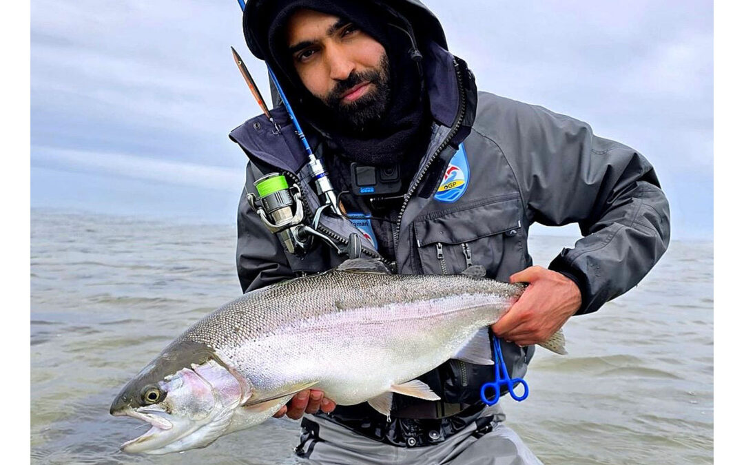 Hashim Al-Husseini med sin smukke kyst ørred fra Skånekysten.
