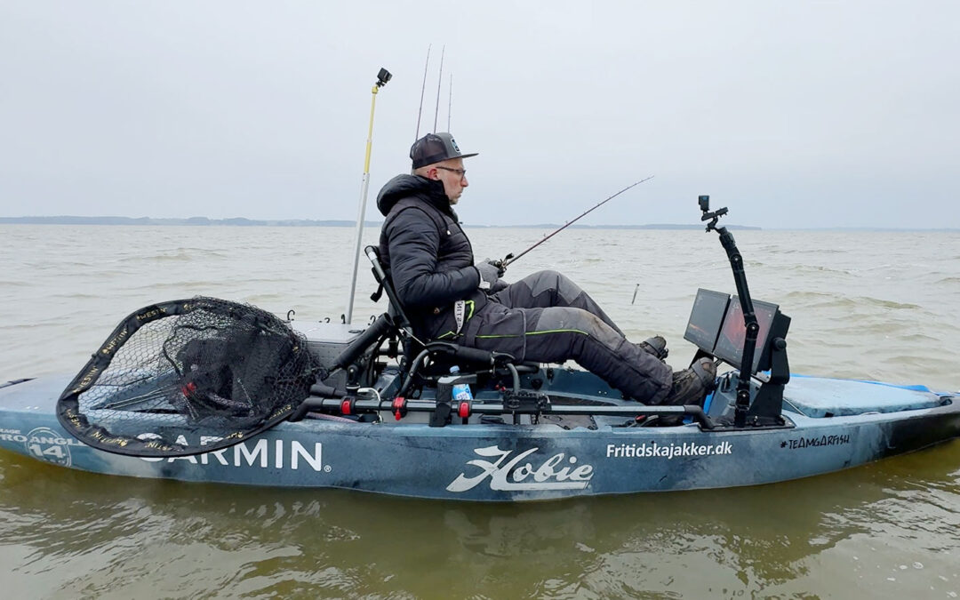 Lars Nielsen i den Hobie Mirage 13 Proangler, der ises på Fisk & Fris stand til de Maritime Dage